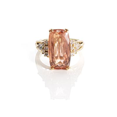 18K Gold Diamond And Orange Stone Size 7 Ring